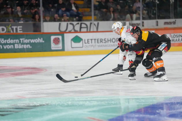 3014 Bern BE, Switzerland - October 09: Simon Kindschi (41 SCB) in duel with Jeff Skinner (53 EHCB) during the National League match between SC Bern and EHC Biel-Bienne at PostFinance Arena on October 09, 2026 in 3014 Bern BE, Switzerland. Copyright: xKjetilxWaberx xSPPx Sportspressphoto_SPR249637