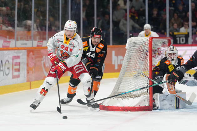 3014 Bern BE, Switzerland - October 09: Lias Andersson (24 EHCB) in duel with Samuel Kreis (44 SCB) during the National League match between SC Bern and EHC Biel-Bienne at PostFinance Arena on October 09, 2026 in 3014 Bern BE, Switzerland. Copyright: xKjetilxWaberx xSPPx Sportspressphoto_SPR249648