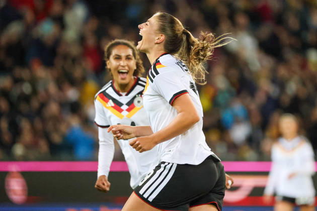 Karlsruhe, Deutschland: 09.10.2026 - Länderspiel Freundschaftsspiel - Deutschland Frauen vs. Australien Frauen Im Bild: Torschützin Melissa Kössler Koessler (Deutschland) macht das Tor zum 2:0 für Deutschland und jubelt Copyright: HMBxMedia MadeleinexFantini