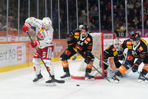 3014 Bern BE, Switzerland - October 09: Lias Andersson (24 EHCB) in duel with Samuel Kreis (44 SCB) during the National League match between SC Bern and EHC Biel-Bienne at PostFinance Arena on October 09, 2026 in 3014 Bern BE, Switzerland. Copyright: xKjetilxWaberx xSPPx Sportspressphoto_SPR249650