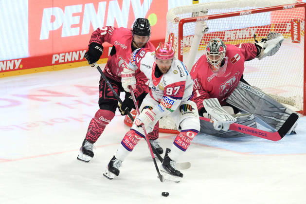 09.10.2026, DEU, GER, Eishockey, Spieltag, Saison 2026 27, Berlin, Eisbaeren Berlin vs. Grizzly Wolfsburg Gabriel Fontaine ( Eisbaeren Berlin 97 ), Dustin Strahlmeier ( Grizzly Wolfsburg 1 ), Justin Feser ( Grizzly Wolfsburg 71 ) nordphoto GmbH Engler Stadt Uber-Arena Bundesland Land Copyright: xNordphotox xEnglerx
