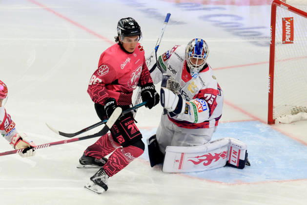 09.10.2026, DEU, GER, Eishockey, Spieltag, Saison 2026 27, Berlin, Eisbaeren Berlin vs. Grizzly Wolfsburg Jonas Neffin ( Eisbaeren Berlin 75 ), Matt Choupani ( Grizzly Wolfsburg 89 ) nordphoto GmbH Engler Stadt Uber-Arena Bundesland Land Copyright: xNordphotox xEnglerx