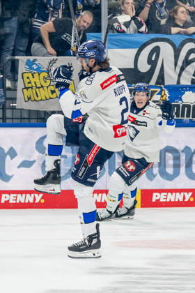 Sam Ruopp (ERC Ingolstadt, 02) bejubelt sein Tor zum 0:3 GER, EHC Red Bull Muenchen vs. ERC Ingolstadt, DEL, Saison 2026 2027, 7. Spieltag, 09.10.2026. Foto: HMB Media Franz Feiner Copyright: HMBxMedia FranzxFeiner