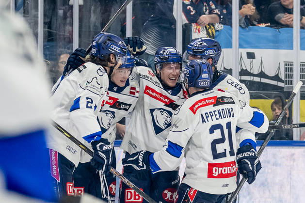 Die Ingolstaedter bejubeln mit Sam Ruopp (ERC Ingolstadt, 02) dessen Tor zum 0:3 GER, EHC Red Bull Muenchen vs. ERC Ingolstadt, DEL, Saison 2026 2027, 7. Spieltag, 09.10.2026. Foto: HMB Media Franz Feiner Copyright: HMBxMedia FranzxFeiner