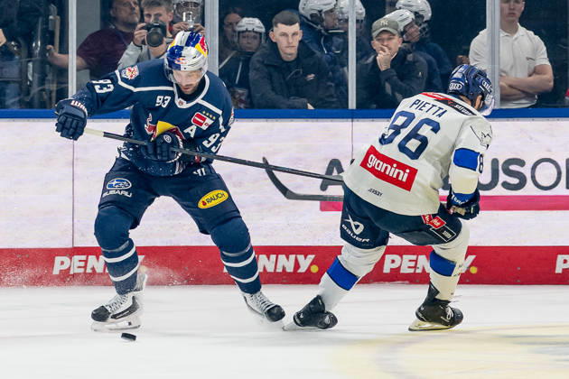 Kampf um den Puck Zweikampf zwischen Maximilian Kastner (EHC Red Bull Muenchen, 93) und Daniel Pietta (ERC Ingolstadt, 86) GER, EHC Red Bull Muenchen vs. ERC Ingolstadt, DEL, Saison 2026 2027, 7. Spieltag, 09.10.2026. Foto: HMB Media Franz Feiner Copyright: HMBxMedia FranzxFeiner