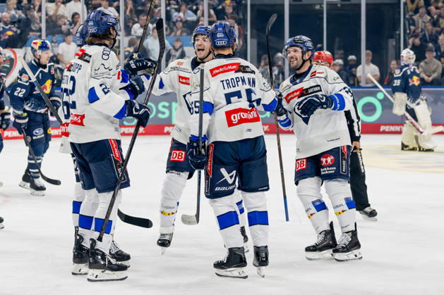 Die Ingolstaedter bejubeln mit Sam Ruopp (ERC Ingolstadt, 02) dessen zweites Tor zum 0:4 GER, EHC Red Bull Muenchen vs. ERC Ingolstadt, DEL, Saison 2026 2027, 7. Spieltag, 09.10.2026. Foto: HMB Media Franz Feiner Copyright: HMBxMedia FranzxFeiner