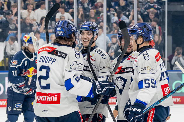 Die Ingolstaedter bejubeln mit Sam Ruopp (ERC Ingolstadt, 02) dessen zweites Tor zum 0:4 GER, EHC Red Bull Muenchen vs. ERC Ingolstadt, DEL, Saison 2026 2027, 7. Spieltag, 09.10.2026. Foto: HMB Media Franz Feiner Copyright: HMBxMedia FranzxFeiner