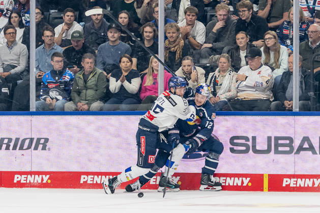 Kampf um den Puck Zweikampf zwischen Leon Huettl (ERC Ingolstadt, 25) und Brady Ferguson (EHC Red Bull Muenchen, 12) GER, EHC Red Bull Muenchen vs. ERC Ingolstadt, DEL, Saison 2026 2027, 7. Spieltag, 09.10.2026. Foto: HMB Media Franz Feiner Copyright: HMBxMedia FranzxFeiner