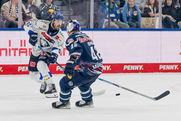 Kampf um den Puck Zweikampf zwischen Riley Sheen (ERC Ingolstadt, 91) und Yasin Ehliz (EHC Red Bull Muenchen, 42) GER, EHC Red Bull Muenchen vs. ERC Ingolstadt, DEL, Saison 2026 2027, 7. Spieltag, 09.10.2026. Foto: HMB Media Franz Feiner Copyright: HMBxMedia FranzxFeiner