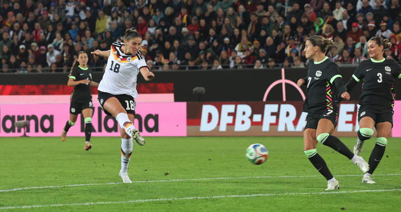 Karlsruhe , Fußball Länderspiel Frauen Deutschland vs. Australien , Tor zum 2 : 0 , links: Tporschützin Melissa Kössler ( GER )