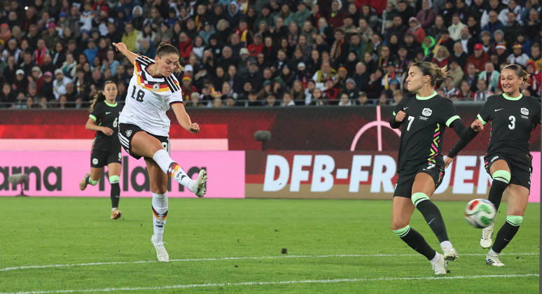 Karlsruhe , Fußball Länderspiel Frauen Deutschland vs. Australien , Tor zum 2 : 0 , links: Tporschützin Melissa Kössler ( GER )