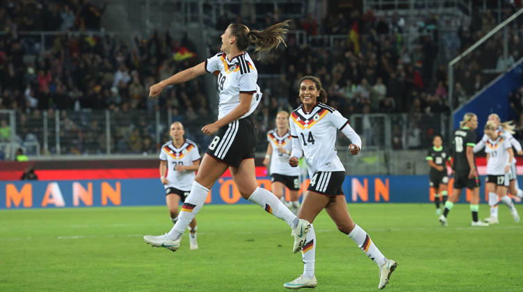 Karlsruhe , Fußball Länderspiel Frauen Deutschland vs. Australien , Jubel Melissa Kössler ( GER ) nach ihrem Tor zum 2 : 0