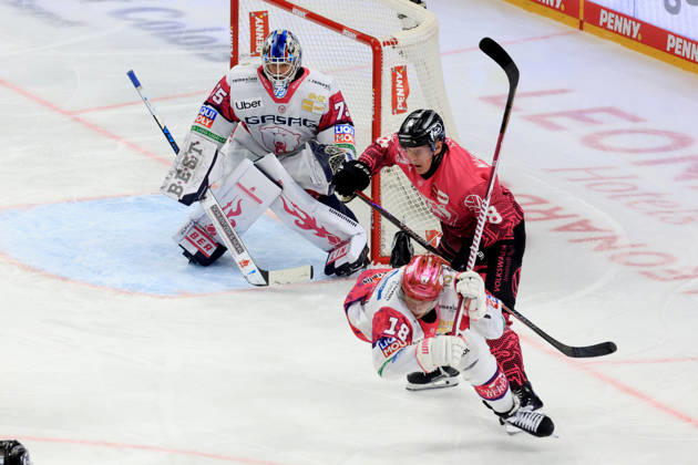 09.10.2026, DEU, GER, Eishockey, Spieltag, Saison 2026 27, Berlin, Eisbaeren Berlin vs. Grizzly Wolfsburg Jonas Neffin ( Eisbaeren Berlin 75 ), Jonas Mueller ( Eisbaeren Berlin 18 ), Ross Mauermann ( Grizzly Wolfsburg 28 ) nordphoto GmbH Engler Stadt Uber-Arena Bundesland Land Copyright: xNordphotox xEnglerx