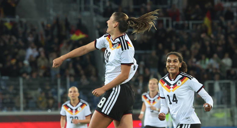 Karlsruhe , Fußball Länderspiel Frauen Deutschland vs. Australien , Jubel Melissa Kössler ( GER ) nach ihrem Tor zum 2 : 0
