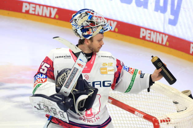 09.10.2026, DEU, GER, Eishockey, Spieltag, Saison 2026 27, Berlin, Eisbaeren Berlin vs. Grizzly Wolfsburg Jonas Neffin ( Eisbaeren Berlin 75 ), Freisteller, Helm oben, Trinkflasche nordphoto GmbH Engler Stadt Uber-Arena Bundesland Land Copyright: xNordphotox xEnglerx