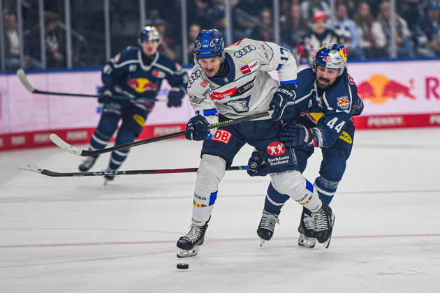 09.10.2026, München, Deutschland. PENNY DEL, Deutsche Eishockey Liga, Saison 2026 27, 7. Spieltag: EHC Red Bull München gegen ERC Ingolstadt im SAP Garden in München. Abbott Girduckis (ERC Ingolstadt) im Zweikampf, im Duell, im Kampf um den Puck mit Trevor Carrick (EHC Red Bull München)
