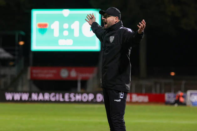 09.10.2026, Fußball, Herren, Regionalliga Bayern, Saison 2026 2027, 13. Spieltag: FC Schweinfurt 05 - SC Eltersdorf Trainer Jan Gernlein (FC Schweinfurt 05) bedient, Einzelbild Schweinfurt Riedel-Bau-Arena im Sachs-Stadio Bayern Unterfranken Deutschland