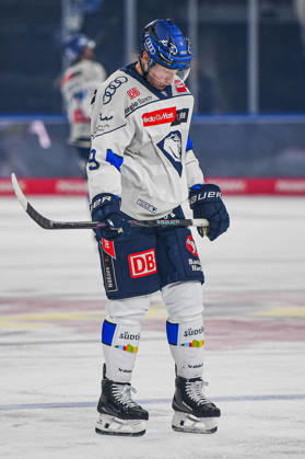 09.10.2026, München, Deutschland. PENNY DEL, Deutsche Eishockey Liga, Saison 2026 27, 7. Spieltag: EHC Red Bull München gegen ERC Ingolstadt im SAP Garden in München. Moritz Warnecke (EHC Red Bull München) nachdenklich, ernst, fokussiert