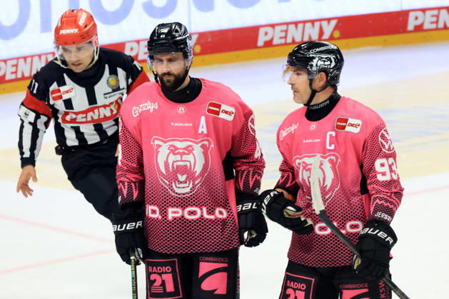 09.10.2026, DEU, GER, Eishockey, Spieltag, Saison 2026 27, Berlin, Eisbaeren Berlin vs. Grizzly Wolfsburg Julian Melchiori ( Grizzly Wolfsburg 44 ), Spencer Machacek ( Grizzly Wolfsburg 93 ), reden, diskutieren nordphoto GmbH Engler Stadt Uber-Arena Bundesland Land Copyright: xNordphotox xEnglerx