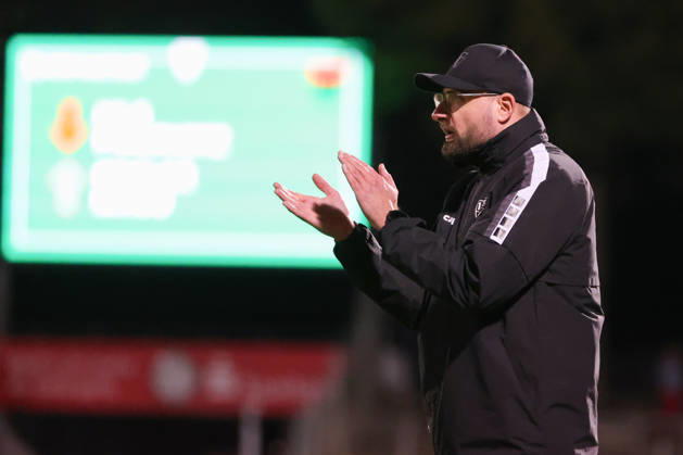 09.10.2026, Fußball, Herren, Regionalliga Bayern, Saison 2026 2027, 13. Spieltag: FC Schweinfurt 05 - SC Eltersdorf Trainer Jan Gernlein (FC Schweinfurt 05) feuert an, Einzelbild Schweinfurt Riedel-Bau-Arena im Sachs-Stadio Bayern Unterfranken Deutschland