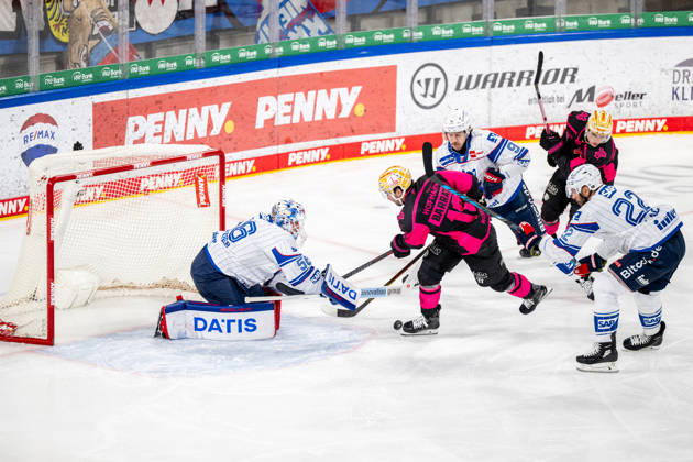 Maximilian Franzreb (56, Adler Mannheim ) Evan Barratt (10, Nuernberg Ice Tigers, NIT ), Nuernberg Ice Tigers vs. Adler Mannheim, Eishockey, Penny DEL, 7. Spieltag, 09.10.2026, Nuernberg Ice Tigers vs. Adler Mannheim, Eishockey, Penny DEL, 7. Spieltag, 09.10.2026 Copyright: xEibner-Pressefoto ThomasxHahnx EP_NIT