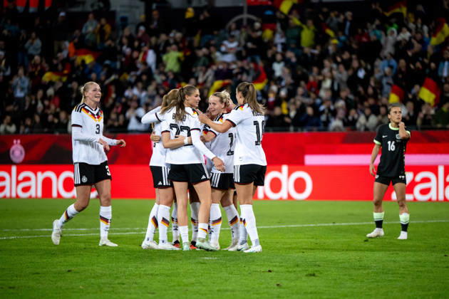 09.10.2026, GER, Fussball, Frauen, Länderspiel, Karlsruhe, Deutschland vs. Australien Camilla Küver ( Deutschland, 3 ), Jule Brand ( Deutschland, 22 ), Franziska Kett ( Deutschland, 17 ), Melissa Kössler ( Deutschland. 18 ) jubeln über das Tor zum 1:0 Karlsruhe BBBank Wildpark Baden-Württemberg Deutschland Copyright: xNordphoto Memmlerx