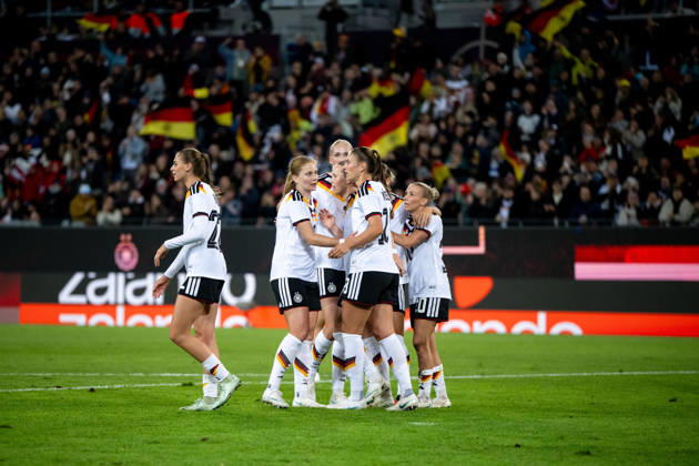 09.10.2026, GER, Fussball, Frauen, Länderspiel, Karlsruhe, Deutschland vs. Australien Jule Brand ( Deutschland, 22 ), Sjoeke Nüsken ( Deutschland, 9 ), Franziska Kett ( Deutschland, 17 ), Melissa Kössler ( Deutschland. 18 ), Elisa Senß ( Deutschland, 20 ) jubeln über das Tor zum 1:0 Karlsruhe BBBank Wildpark Baden-Württemberg Deutschland Copyright: xNordphoto Memmlerx