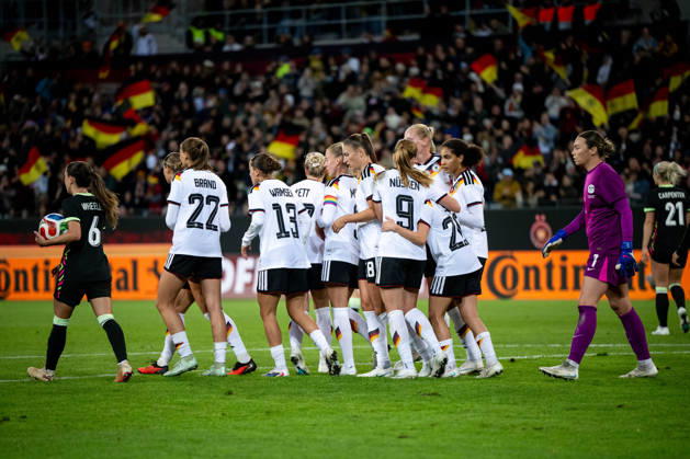 09.10.2026, GER, Fussball, Frauen, Länderspiel, Karlsruhe, Deutschland vs. Australien Jule Brand ( Deutschland, 22 ), Carlotta Wamser ( Deutschland, 13 ), Franziska Kett ( Deutschland, 17 ), Melissa Kössler ( Deutschland. 18 ), Janina Minge ( Deutschland, 5 ), Sjoeke Nüsken ( Deutschland, 9 ), Cora Zicai ( Deutschland, 14 ) und Team jubeln über das Tor zum 1:0 Karlsruhe BBBank Wildpark Baden-Württemberg Deutschland Copyright: xNordphoto Memmlerx