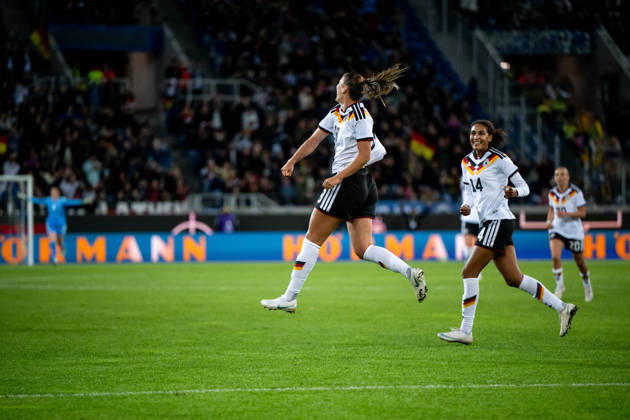 09.10.2026, GER, Fussball, Frauen, Länderspiel, Karlsruhe, Deutschland vs. Australien Melissa Kössler ( Deutschland. 18 ), Cora Zicai ( Deutschland, 14 ) jubeln über das Tor zum 2:0 Karlsruhe BBBank Wildpark Baden-Württemberg Deutschland Copyright: xNordphoto Memmlerx