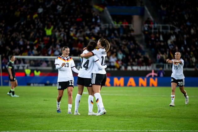 09.10.2026, GER, Fussball, Frauen, Länderspiel, Karlsruhe, Deutschland vs. Australien Melissa Kössler ( Deutschland. 18 ), Cora Zicai ( Deutschland, 14 ), Carlotta Wamser ( Deutschland, 13 ) jubeln über das Tor zum 2:0 Karlsruhe BBBank Wildpark Baden-Württemberg Deutschland Copyright: xNordphoto Memmlerx