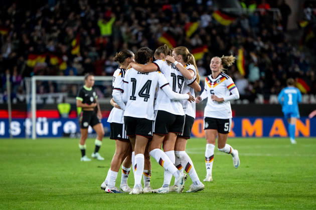 09.10.2026, GER, Fussball, Frauen, Länderspiel, Karlsruhe, Deutschland vs. Australien Carlotta Wamser ( Deutschland, 13 ), Cora Zicai ( Deutschland, 14 ), Melissa Kössler ( Deutschland. 18 ), Janina Minge ( Deutschland, 5 ) und Team jubeln über das Tor zum 2:0 Karlsruhe BBBank Wildpark Baden-Württemberg Deutschland Copyright: xNordphoto Memmlerx