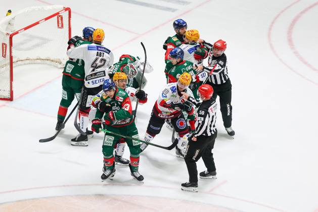 Rangelei zwischen den Spieleren, Augsburger Panther vs. Fischtown Pinguins, 7. Spieltag, Eishockey, Penny-DEL, 09.10.2026 Augsburg Bayern Deutschland
