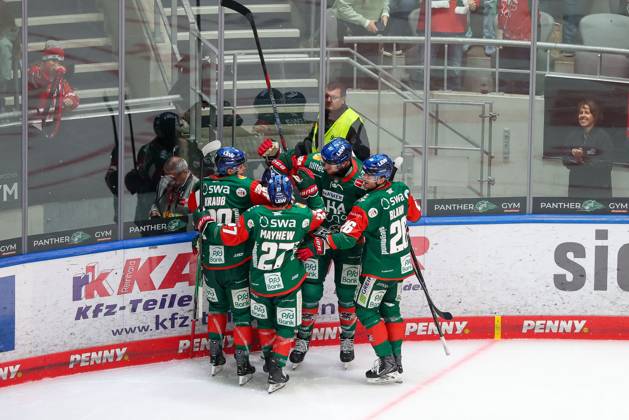 die Mannschaft freut sich ueber das Tor von D.J. Busdeker 14 (Augsburger Panther) zum 1:0, Augsburger Panther vs. Fischtown Pinguins, 7. Spieltag, Eishockey, Penny-DEL, 09.10.2026 Augsburg Bayern Deutschland