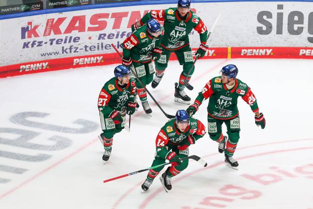 die Mannschaft freut sich ueber das Tor von D.J. Busdeker 14 (Augsburger Panther) zum 1:0, Augsburger Panther vs. Fischtown Pinguins, 7. Spieltag, Eishockey, Penny-DEL, 09.10.2026 Augsburg Bayern Deutschland