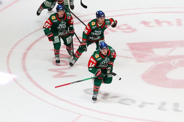 die Mannschaft freut sich ueber das Tor von D.J. Busdeker 14 (Augsburger Panther) zum 1:0, Augsburger Panther vs. Fischtown Pinguins, 7. Spieltag, Eishockey, Penny-DEL, 09.10.2026 Augsburg Bayern Deutschland