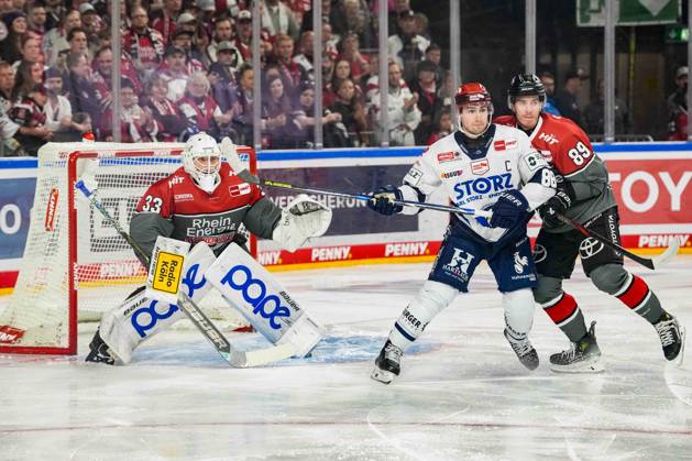 Eishockey Penny-DEL 7.Spieltag Kölner Haie - Schwenninger Wild Wings am 09.10.2026 in der Lanxess Arena in Köln Nico Wiens ( Köln ), links - Kyle Platzer ( Schwenningen ), mitte - Gregor MacLeod ( Köln ), rechts Gemäß den Vorgaben der DEL Deutsche Eishockey Liga ist die Publikation und Weiterverwertung der Aufnahmen in elektronischen Medien und Endgeräten aller Art während des laufenden Spiels nicht zulässig.