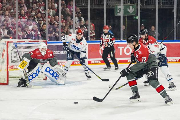 Eishockey Penny-DEL 7.Spieltag Kölner Haie - Schwenninger Wild Wings am 09.10.2026 in der Lanxess Arena in Köln Nico Wiens ( Köln ), links - Alexander Karachun ( Schwenningen ), mitte - Jan Luca Sennhenn ( Köln ), rechts Gemäß den Vorgaben der DEL Deutsche Eishockey Liga ist die Publikation und Weiterverwertung der Aufnahmen in elektronischen Medien und Endgeräten aller Art während des laufenden Spiels nicht zulässig.