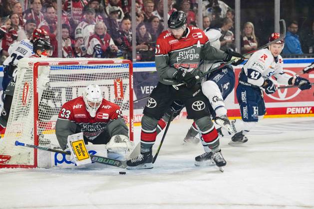Eishockey Penny-DEL 7.Spieltag Kölner Haie - Schwenninger Wild Wings am 09.10.2026 in der Lanxess Arena in Köln Nico Wiens ( Köln ), links - Brady Austin ( Köln ), rechts Gemäß den Vorgaben der DEL Deutsche Eishockey Liga ist die Publikation und Weiterverwertung der Aufnahmen in elektronischen Medien und Endgeräten aller Art während des laufenden Spiels nicht zulässig.