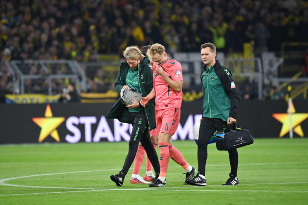 Verletzung Amos Pieper (Werder Bremen) 09.10.2026, Fussball 1. Bundesliga, Saison 2026 2027, 5. Spieltag, Borussia Dortmund - SV Werder Bremen DFL regulations prohibit any use of photographs as image sequences and or quasi-video Dortmund Signal Iduna Park Nordrhein Westfalen Deutschland