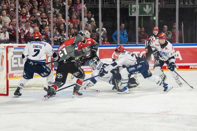 Eishockey Penny-DEL 7.Spieltag Kölner Haie - Schwenninger Wild Wings am 09.10.2026 in der Lanxess Arena in Köln Joacim Eriksson ( Schwenningen ), mitte - hechtet nach der Scheibe um das Gegentor zu verhindern Gemäß den Vorgaben der DEL Deutsche Eishockey Liga ist die Publikation und Weiterverwertung der Aufnahmen in elektronischen Medien und Endgeräten aller Art während des laufenden Spiels nicht zulässig.