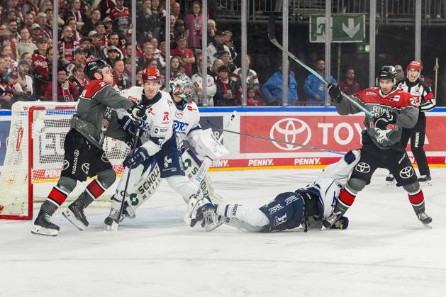 Eishockey Penny-DEL 7.Spieltag Kölner Haie - Schwenninger Wild Wings am 09.10.2026 in der Lanxess Arena in Köln Viel Verkehr vor dem Tor von Joacim Eriksson ( Schwenningen ) Gemäß den Vorgaben der DEL Deutsche Eishockey Liga ist die Publikation und Weiterverwertung der Aufnahmen in elektronischen Medien und Endgeräten aller Art während des laufenden Spiels nicht zulässig.