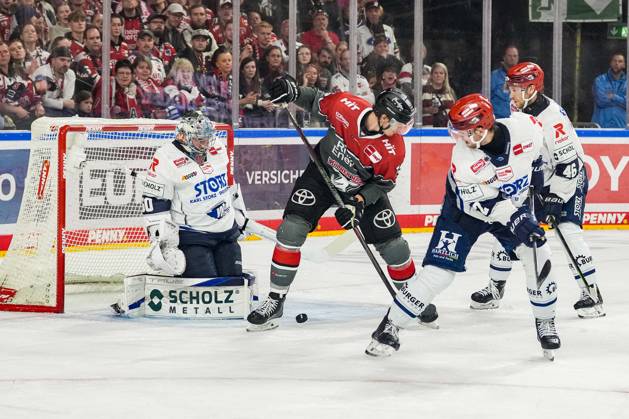 Eishockey Penny-DEL 7.Spieltag Kölner Haie - Schwenninger Wild Wings am 09.10.2026 in der Lanxess Arena in Köln Joacim Eriksson ( Schwenningen ), links - Louis-Marc Aubry ( Köln ), mitte - Thomas Schemitsch ( Schwenningen ), rechts Gemäß den Vorgaben der DEL Deutsche Eishockey Liga ist die Publikation und Weiterverwertung der Aufnahmen in elektronischen Medien und Endgeräten aller Art während des laufenden Spiels nicht zulässig.