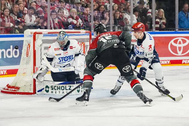 Eishockey Penny-DEL 7.Spieltag Kölner Haie - Schwenninger Wild Wings am 09.10.2026 in der Lanxess Arena in Köln Louis-Marc Aubry ( Köln ), mitte - schiesst knapp am Tor vorbei Gemäß den Vorgaben der DEL Deutsche Eishockey Liga ist die Publikation und Weiterverwertung der Aufnahmen in elektronischen Medien und Endgeräten aller Art während des laufenden Spiels nicht zulässig.