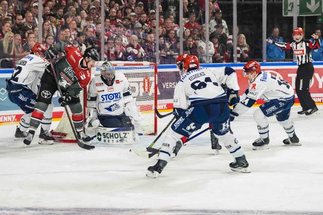Eishockey Penny-DEL 7.Spieltag Kölner Haie - Schwenninger Wild Wings am 09.10.2026 in der Lanxess Arena in Köln Viel Verkehr vor dem Tor von Joacim Eriksson ( Schwenningen ) Gemäß den Vorgaben der DEL Deutsche Eishockey Liga ist die Publikation und Weiterverwertung der Aufnahmen in elektronischen Medien und Endgeräten aller Art während des laufenden Spiels nicht zulässig.