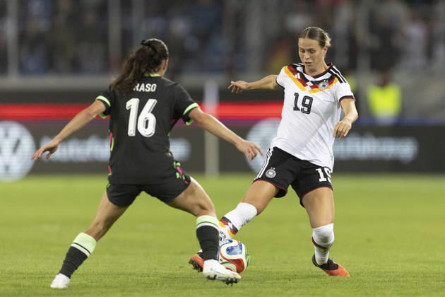 GER, Karlsruhe, football, womens football, International Friendly, Länderspiel, Nationalmannschaft Germany vs. Australia in the picture f.l.: Hayley Raso (Australia 16), Klara Buehl (Germany 19), tackle 09.10.2026, BBBank Wildpark Karlsruhe DFB REGULATIONS PROHIBIT ANY USE OF PHOTOGRAPHS AS IMAGE SEQUENCES AND OR QUASI-VIDEO, Karlsruhe BBBank Wildpark Baden-Wuerttemberg Germany Copyright: xPaulxFritzx