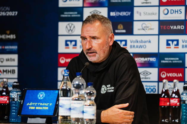 2. Bundesliga: Eintracht Braunschweig vs. Holstein Kiel, 09.10.2026 Tim Walter (Trainer Holstein Kiel) bei der Pressekonferenz; Fußball, 2. Bundesliga, 7. Spieltag: Eintracht Braunschweig vs. Holstein Kiel am 09.10.2026 im Eintracht-Stadion, Braunschweig DFL REGULATIONS PROHIBIT ANY USE OF PHOTOGRAPHS AS IMAGE SEQUENCES AND OR QUASI-VIDEO. Copyright: xBEAUTIFULxSPORTS Tonhäuserx