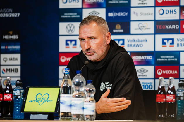 2. Bundesliga: Eintracht Braunschweig vs. Holstein Kiel, 09.10.2026 Tim Walter (Trainer Holstein Kiel) bei der Pressekonferenz; Fußball, 2. Bundesliga, 7. Spieltag: Eintracht Braunschweig vs. Holstein Kiel am 09.10.2026 im Eintracht-Stadion, Braunschweig DFL REGULATIONS PROHIBIT ANY USE OF PHOTOGRAPHS AS IMAGE SEQUENCES AND OR QUASI-VIDEO. Copyright: xBEAUTIFULxSPORTS Tonhäuserx