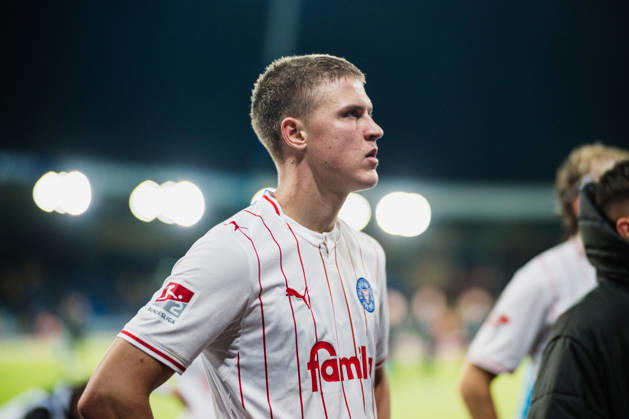 2. Bundesliga: Eintracht Braunschweig vs. Holstein Kiel, 09.10.2026 Phil Harres (Holstein Kiel, 19) steht vor den Fans; Fußball, 2. Bundesliga, 7. Spieltag: Eintracht Braunschweig vs. Holstein Kiel am 09.10.2026 im Eintracht-Stadion, Braunschweig DFL REGULATIONS PROHIBIT ANY USE OF PHOTOGRAPHS AS IMAGE SEQUENCES AND OR QUASI-VIDEO. Copyright: xBEAUTIFULxSPORTS Tonhäuserx