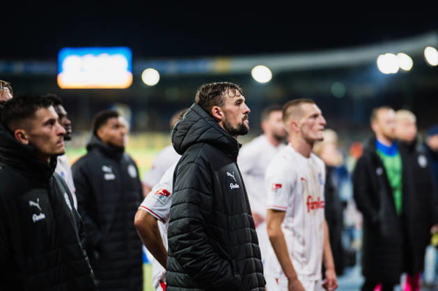 2. Bundesliga: Eintracht Braunschweig vs. Holstein Kiel, 09.10.2026 Jonas Meffert (Holstein Kiel, 28) steht vor den Fans; Fußball, 2. Bundesliga, 7. Spieltag: Eintracht Braunschweig vs. Holstein Kiel am 09.10.2026 im Eintracht-Stadion, Braunschweig DFL REGULATIONS PROHIBIT ANY USE OF PHOTOGRAPHS AS IMAGE SEQUENCES AND OR QUASI-VIDEO. Copyright: xBEAUTIFULxSPORTS Tonhäuserx