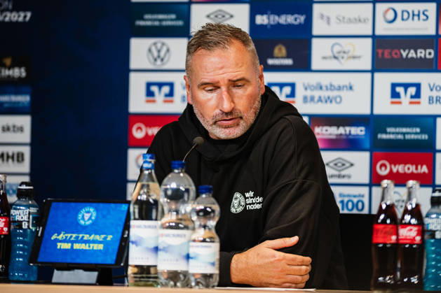 2. Bundesliga: Eintracht Braunschweig vs. Holstein Kiel, 09.10.2026 Tim Walter (Trainer Holstein Kiel) bei der Pressekonferenz; Fußball, 2. Bundesliga, 7. Spieltag: Eintracht Braunschweig vs. Holstein Kiel am 09.10.2026 im Eintracht-Stadion, Braunschweig DFL REGULATIONS PROHIBIT ANY USE OF PHOTOGRAPHS AS IMAGE SEQUENCES AND OR QUASI-VIDEO. Copyright: xBEAUTIFULxSPORTS Tonhäuserx